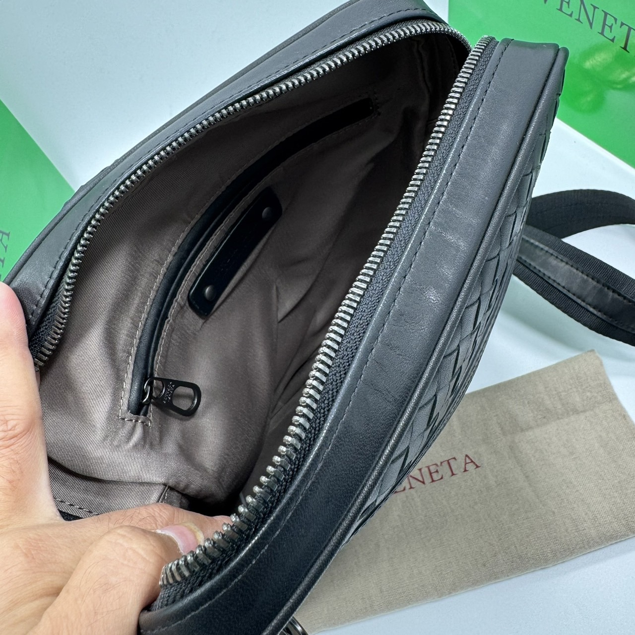 BOTTEGA Messenger Bag กระเป๋าสะพายเมสเซนเจอร์ ดีไซส์สานเป็นเอกลักษณ์ everyday look เอาใจหนุ่มๆ สวยเท่คลาสสิก เกรดออริ 1:1 ใช้งานต่างประเทศได้