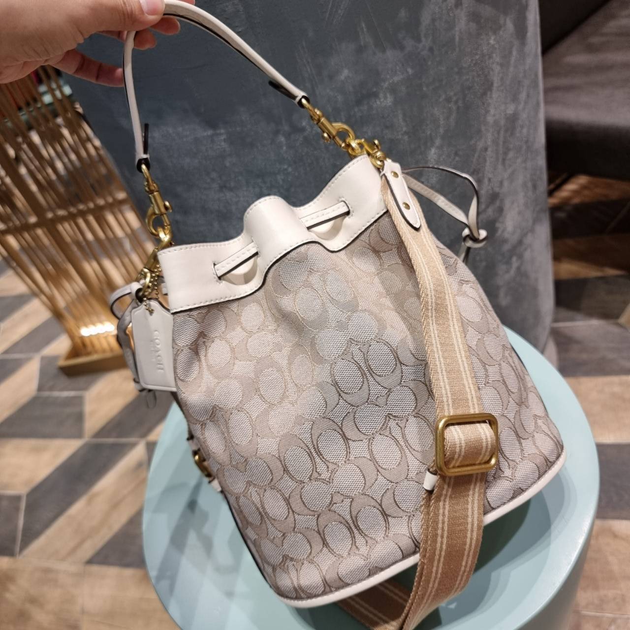 COACH C3853 FIELD BUCKET BAG IN SIGNATURE JACQUARD กระเป๋าสะพายทรงบัคเก็ต รุ่นใหม่ล่าสุด ดีไซน์ลายซิกเนเจอร์บนผ้า jacquard สวยคม เป็นเอกลักษณ์ไม่ซ้ำใคร มาพร้อมสายสะพายผ้าสปอร์ต และสายสั้นสำหรับคล้องแขนได้ สามารถรูดปิดปากกระเป๋าด้วยหนังรอบใบ เพิ่มดีเทลให้ต