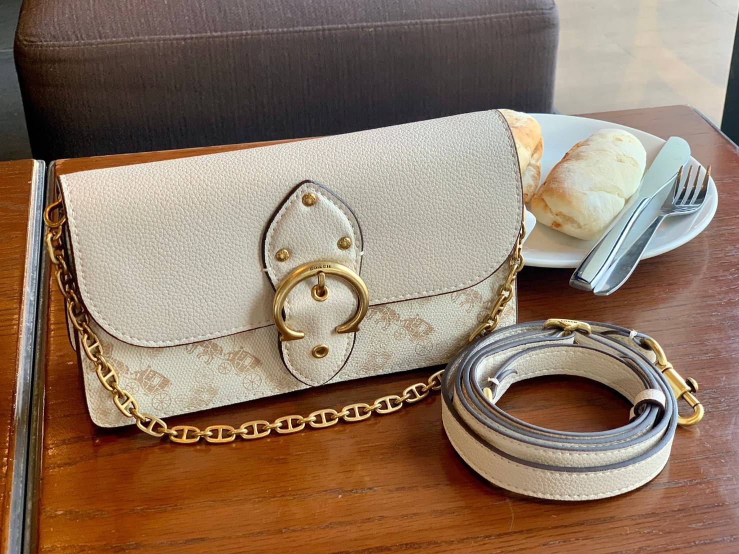 Coach Beat Crossbody Clutch In Signature Canvas With Horse And Carriage Print 🌈พร้อมส่งรุ่นใหม่ล่าสุดค่ะ ได้ไปไม่ผิดหวังแน่นอนค่ะ! กระเป๋าหิ้วได้//คลัทออกงานได้//สะพายครอสบอดี้ร์ได้ สุดคุ้ม! หนังแท้อย่างดี smooth leather ค่ะ