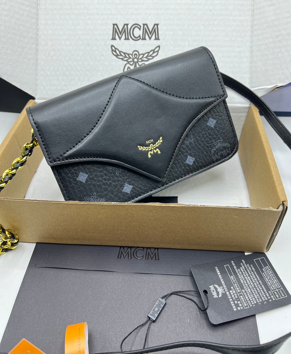 M.C.M DIAMOND SHOULDER BAG IN VISETOS LEATHER MIX กระเป๋าสะพายดีไซน์ใหม่ แรงบันดาลใจรูปทรงมาจากเพชรสวยงาม เกรดท็อปออริ 1:1 สลับแท้