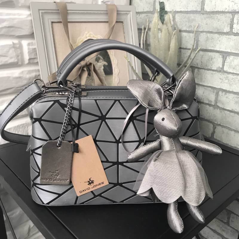 ☃ #กระเป๋าจากงานOutletแท้ 🎈#ภาพถ่ายจากงานขายจริงทั้งหมดนะคะ 🎄 สีเข้าใหม่รุ่น หายากคะ 👍ทรง speedy ขายดี น่ารักมาก สี Metallic grey ( สีเทาเข้มคะ ) มาพร้อมกระต่ายเข้า set เลิศคะ กระเป๋า จากแบรนด์ David Jones กระเป๋าสะพายข้างดี