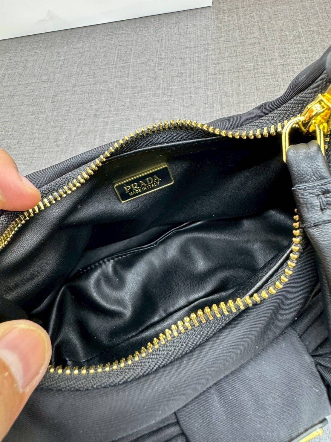 ORI หนังแท้ | Prada Re-Nylon and nappa leather mini-bag with bow กระเป๋าถือพร้อมสายสะพาย ผ้าไนล่อนบุนวม รูปทรงแบบโฮโบที่นุ่มนวลโดดเด่นด้วยโบว์ขนาดใหญ่ที่สื่อถึงความเป็นผู้หญิงสมัยใหม่