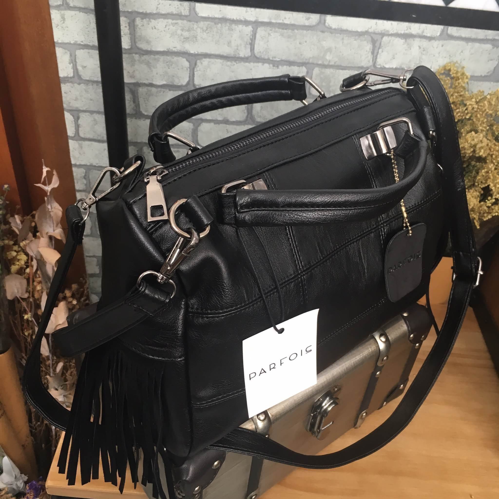 ใหม่ล่าสุด ทรง classic ตลอดกาล จากแบรนด์ PARFOIS ตัวกระเป๋าขนาดกำลังดี หนังเนื้อนิ่ม ลายหนังสวยมากค่า ออกแบบมาเท่มากๆคะ ใบนี้ ด้านข้างประดับด้วย frink หนังกลัลเกร๋มากกกก ด้านหน้าตีลายตาราง มีหูจับ 2 ด้าน #ที่สำคัญ มี สายให้ถึง 2 เส้น คือ สายสะพายแบบสั้น แ