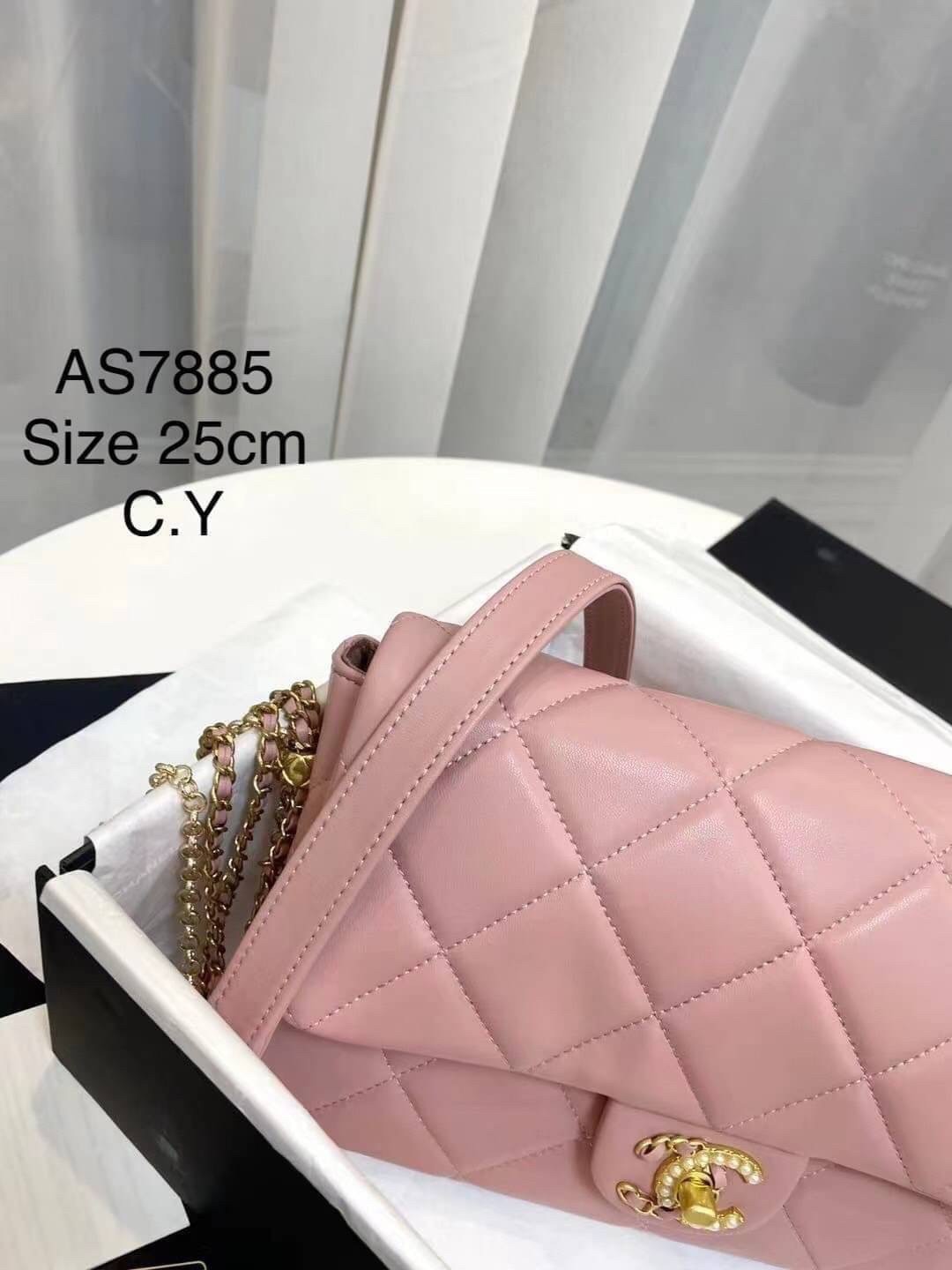 CHANEL flap pearl with chain พร้อมส่ง ที่สุดของความคลาสสิค อะไหล่ทองหรูหรา ด้านหน้าประดับโลโก้ฝังมุก หนังอย่างดี น้องมีความนิ่มสัมผัสแล้วหลงรักแน่นอนค่ะ