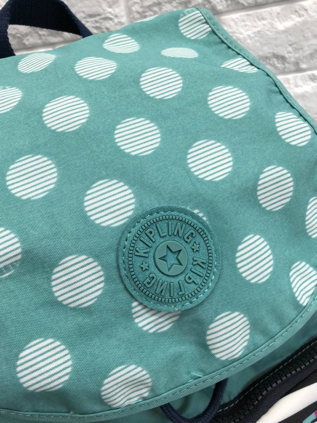 New arrival!! Kiplink Disney’s Alice In City Pack M Tea Party Colors / BP4312 kipling factory oem HK พร้อมส่ง 2018 กระเป๋าสะพายหลัง ฝาเปิดปิดแม่เหล็ก วัสดุNylonคุณภาพสูง กันนำ้ระดับนึง ด้านหน้ามีช่องซิปขนาดกลาง ใส่ของจุ ลายสวยมาก ช่วงกลางกระเป๋าแบบหูรูดช่