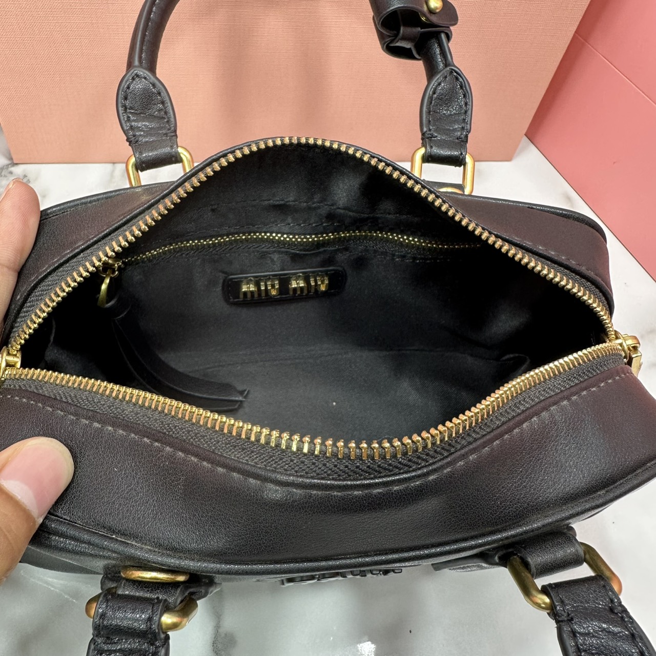 ORI หนังแท้ | MIU MIU Arcadie leather mini-bag Mini 20cm กระเป๋าสะพายทรงโฮโบลุคลูกคุณหรูหรา ไซส์มินิน่ารักๆเก๋ๆ สวยดูแพง หูจับในตัวง่ายและสะดวกพกพา