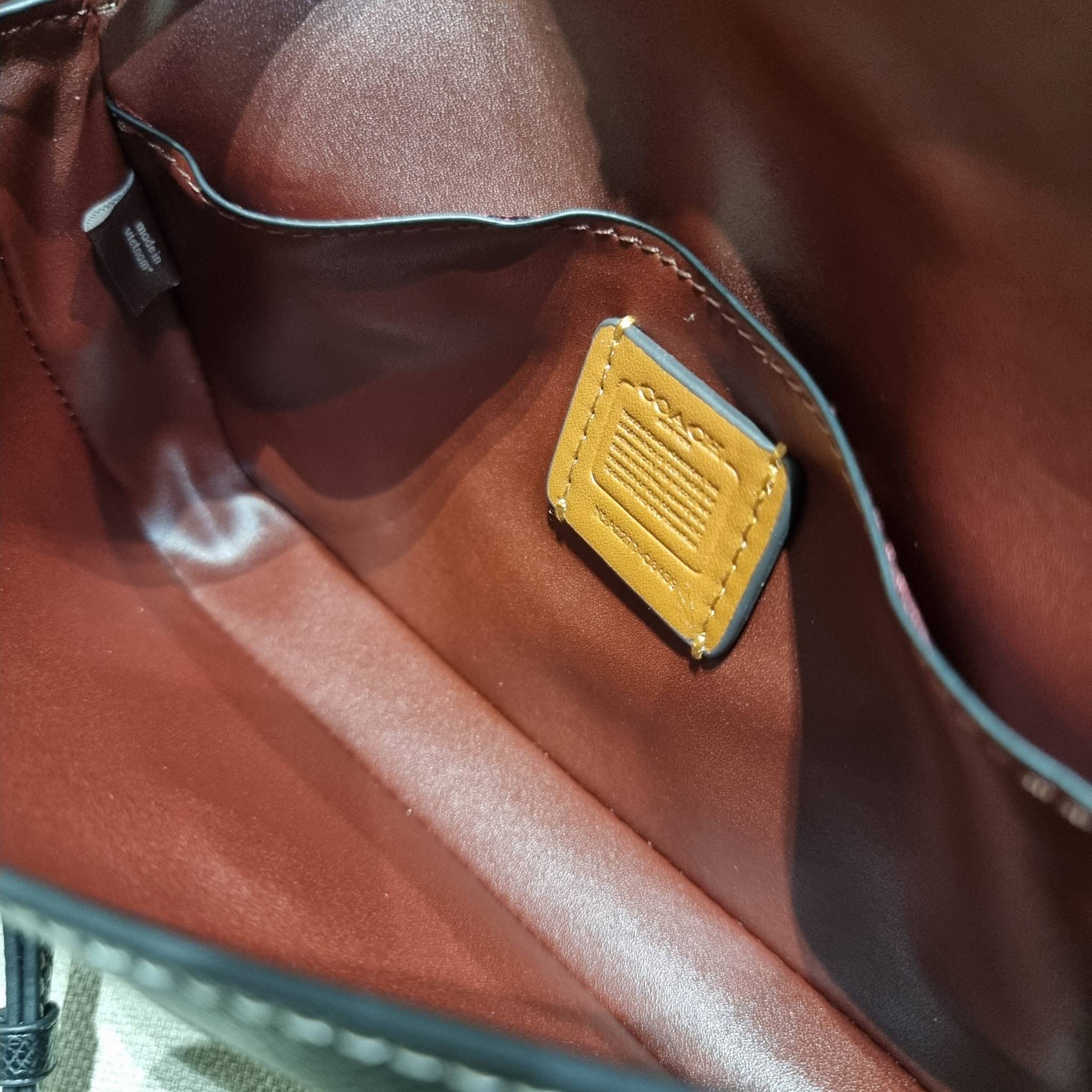 COACH C8439 WYNN CROSSBODY ใหม่ล่าสุด พร้อมเสิร์ฟความหรู ดูดีแบบน้อยแต่มาก กระเป๋าสะพายครอสบอดี้ ที่ซ่อนดีเทลดีงาม มีช่องเสียบบัตรแยกใช้ได้ หรือจะใส่ไว้ในกระเป๋า เพื่อแบ่งสัดส่วนให้ดูน่าใช้ วัสดุหนังวัวลายเกรน เส้นคมสวย เปิด-ปิดด้วยกระดุมแม่เหล็ก สะดวกใช้