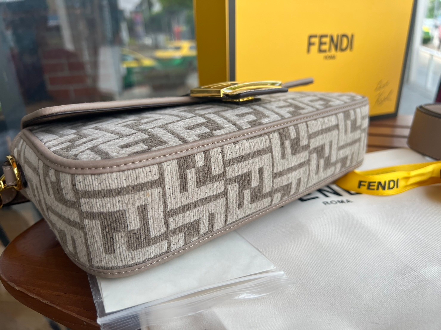 FENDI Baguette Dove grey FF tapestry fabric bag / FENDI Bag พร้อมส่ง กระเป๋าสะพายทรงแบคเกตต์ ดีไซน์ลวดลายมี texture หรูหราโดดเด่นน่าใช้ **สินค้าเกรดออริจินอล 1:1 สลับแท้