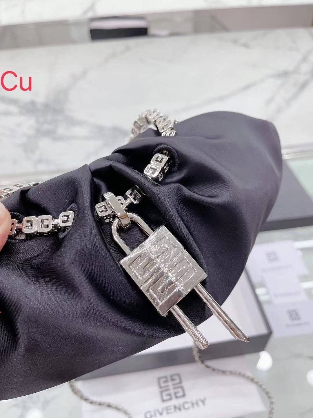 GIVENCHY Kenny shoulder bag สัมผัสกระเป๋าสุดไอคอนิก บอกเล่าเรื่องราวฉบับใหม่ของเเบรนด์ได้อย่างน่าหลงใหล Bag is recognizable from the signature '4G'