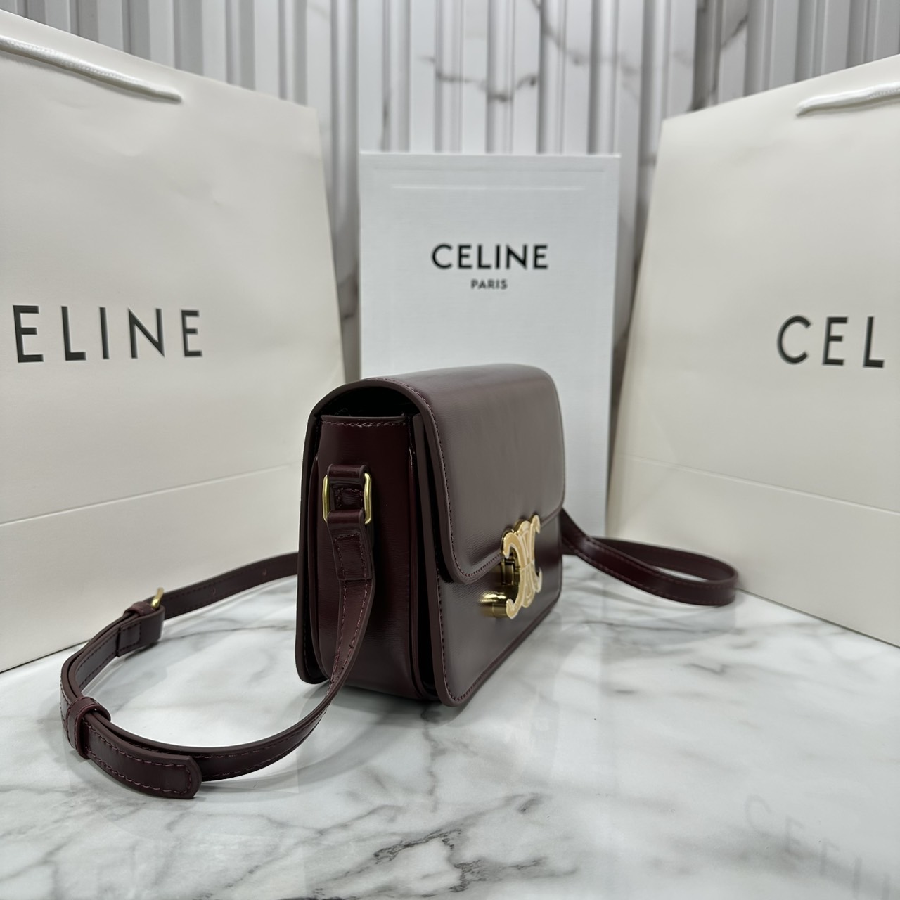ORI หนังแท้ | 7" CELINE TRIOMPHE TEEN BAG in glossy leather กระเป๋าสะพายรุ่นยอดนิยม ถ่ายทอดให้เห็นถึงแก่นแท้ของสไตล์แบบ CELINE งานหนังเรียบเงาสวยหรูหรา