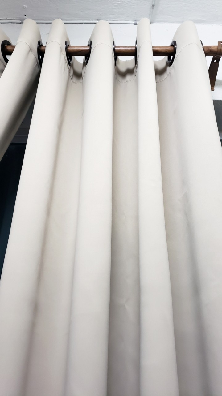 ผ้าม่านกันแสง UV95% รุ่นโมเดิร์น(ไม่มีลาย)สีเบจน้ำตาล ก.270*ส.255ซม./ผืน(แถมสายรวบม่านและตะขอเกี่ยว)