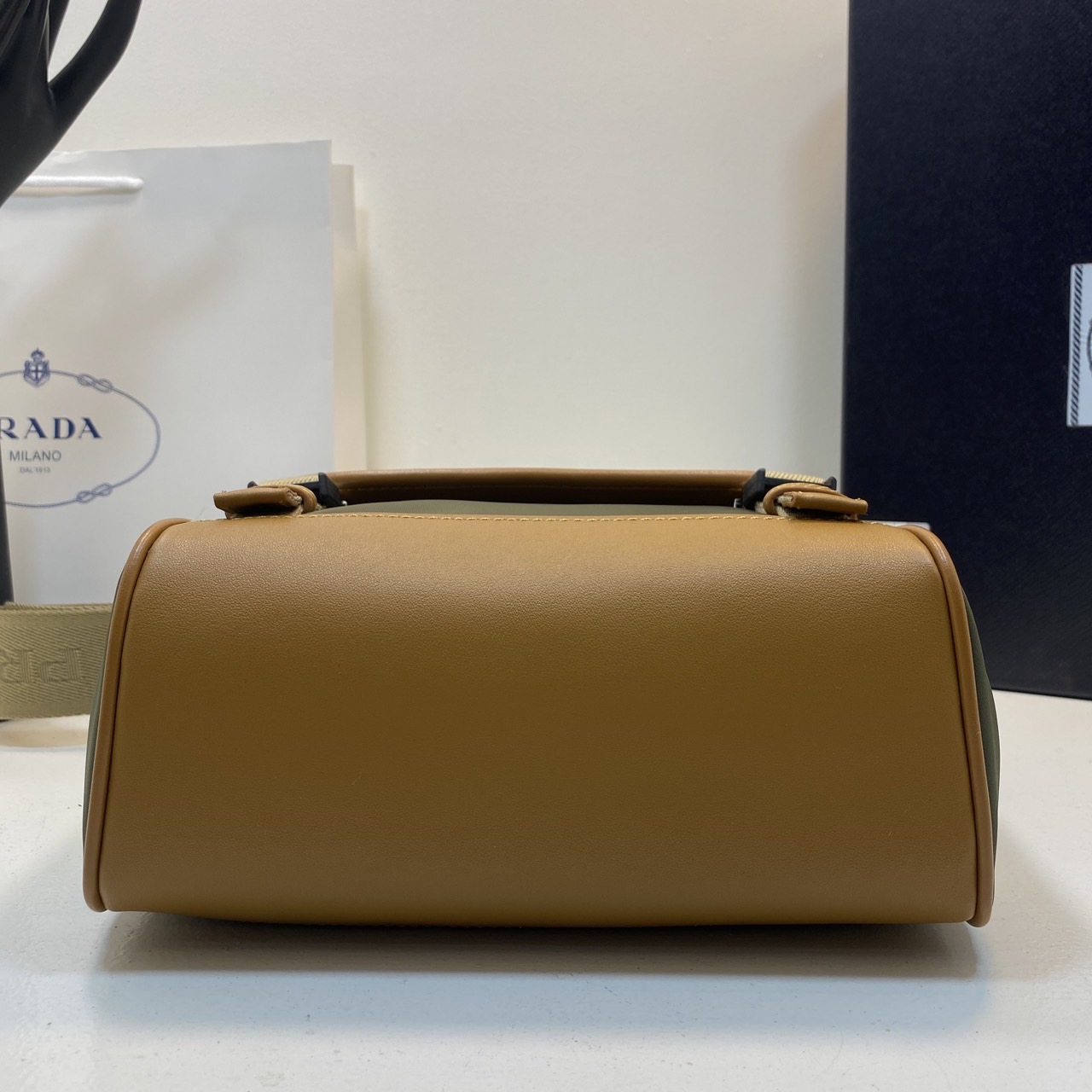 PRADA Re-Nylon and leather shoulder bag / PRADA Messenger Bag กระเป๋าสะพายคอมพลีทครีเอทลุคหล่อเท่ เกรดออริ สลับแท้ 1:1 ใช้งานต่างประเทศได้