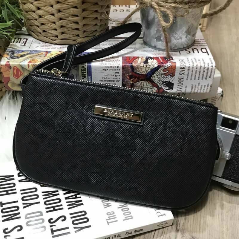 BURBERRY FRAGRANCES SIMPLE PURSE WRISTLET Gift With Purchase Limited Edition พรีเมี่ยมกิ๊ฟจากเคาน์เตอร์น้ำหอม BURBERRY FRAGRANCES วัสดุหนัง Saffiano สีดำประดับโลโก้แบรนด์สีทอง มีสายคล้องมือ เปิดปิดด้วยซิป ภายในมีโลโก้ สามารถใส่มือถือได้ทุกรุ่น ใส่แบงก์พัน