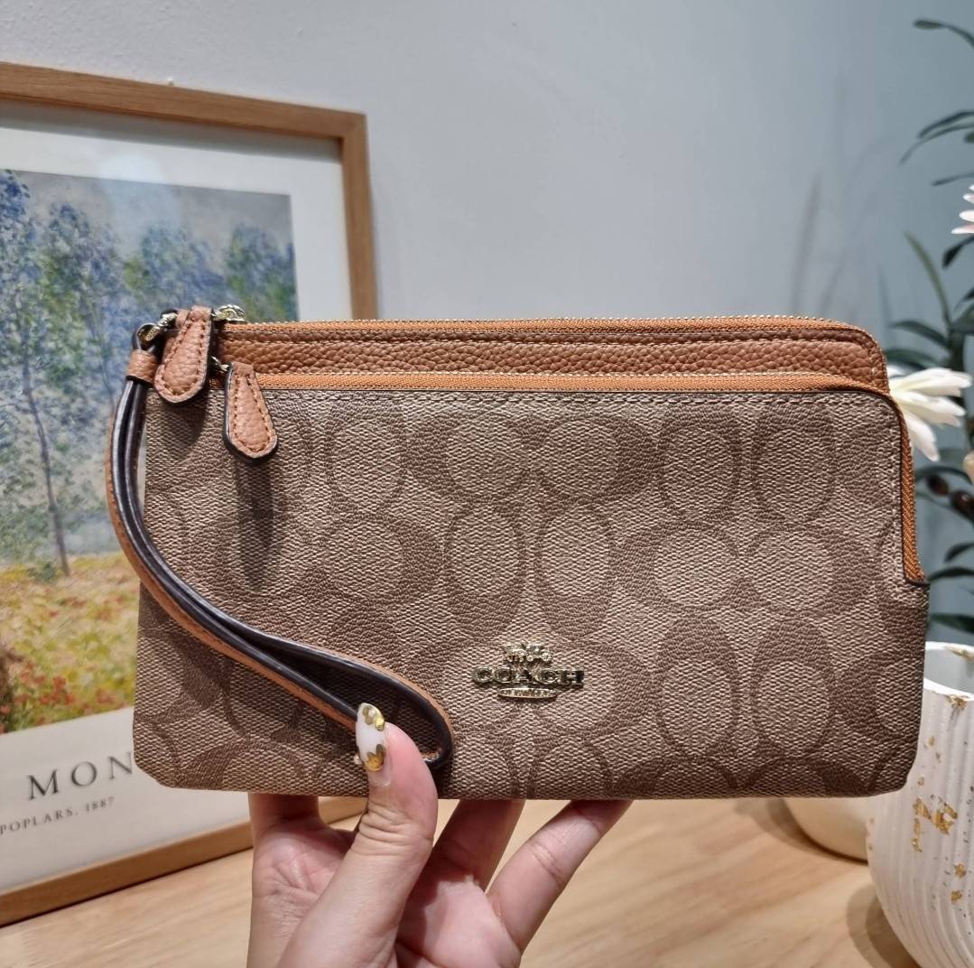 COACH DOUBLE ZIP WALLET IN SIGNATURE CANVAS / C5576 / C5610 / C7313 พร้อมส่ง 8 สี ใหม่ล่าสุด คอล 2023 กระเป๋าคล้องมือใบใหญ่ ดีไซน์ใหม่เล่นระดับ เพิ่มลูกเล่นและดีเทลให้ดูน่าใช้ยิ่งขึ้น
