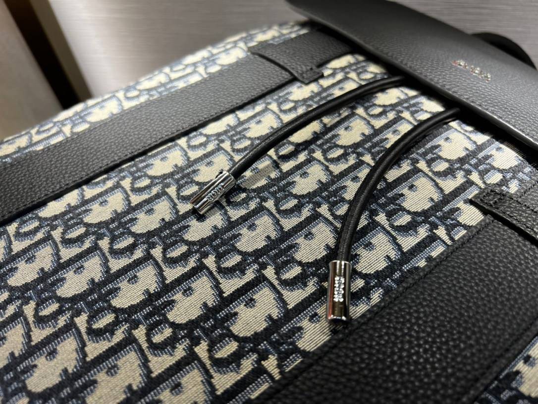 หนังแท้ CHRISTIAN DIOR MOTION BACKPACK Beige and Black Dior Oblique Jacquard and Black Grained Calfskin พร้อมส่งที่ไทย กระเป๋าเป้ใบใหญ่ จุของได้เยอะมาก ภายในโล่งกว้าง วัสดุหนังแท้และผ้าแจ็คการ์ดอย่างดีทั้งใบ เกรดเทพออริจินอลหนังแท้ทั้งใบ ภาพสินค้าถ่ายจากง