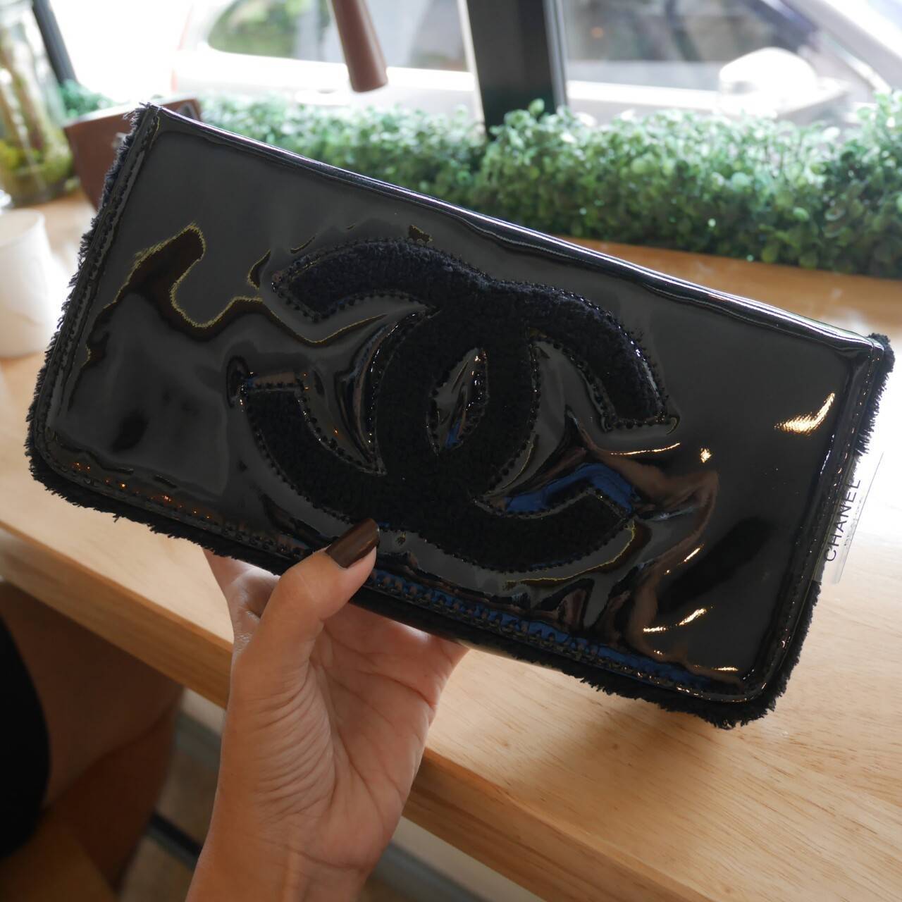 Chanel shoulder & cloth bag กระเป๋าสะพายทรง cluth ขนาดกำลังน่ารัก วัสดุหนังแก้ว เปิดปิดด้วยกระดุมแม่เหล็ก ภายในโล่งบุเฟอขนนุ่ม ใส่กระเป๋าสตางค์ยาวได้ มาพร้อมสายสะพายโซ่ หรือจะเก็บสายถือเป็น cluth ออกงานก็ดูดี มากับราคาสุดคุ้มค่ะ