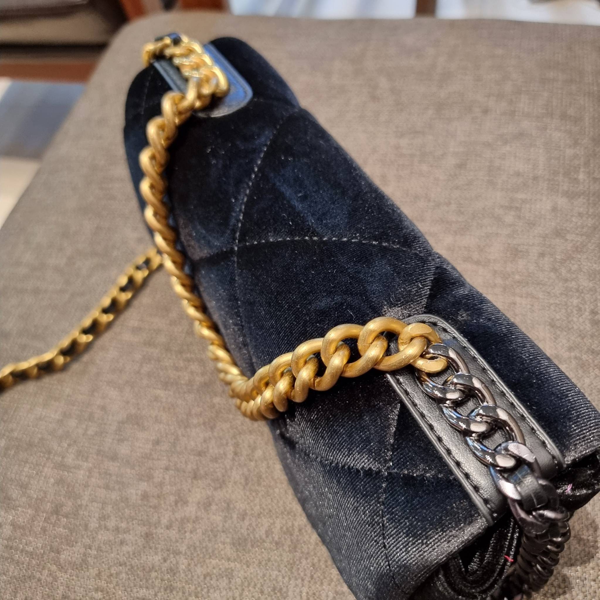 ไม่มองไม่เหลียวไม่ได้แล้ว!! ความหรูที่โดดเด่นจากผ้ากำมะหยี่ สร้างดีเทลผู้ดี ลูกคุณมากๆ Chanel vip boutique กระเป๋าสะพายจาก duty free ในราคาสุดประหยัด!! ดีไซน์เลิศ ตกแต่งด้วยโซ่ทูโทน ลงตัวแบบไม่มีที่ติ เปิด-ปิดด้วยตัวบิดล็อค ภายในโล่งกว้าง ใส่กระเป๋าสตางค์