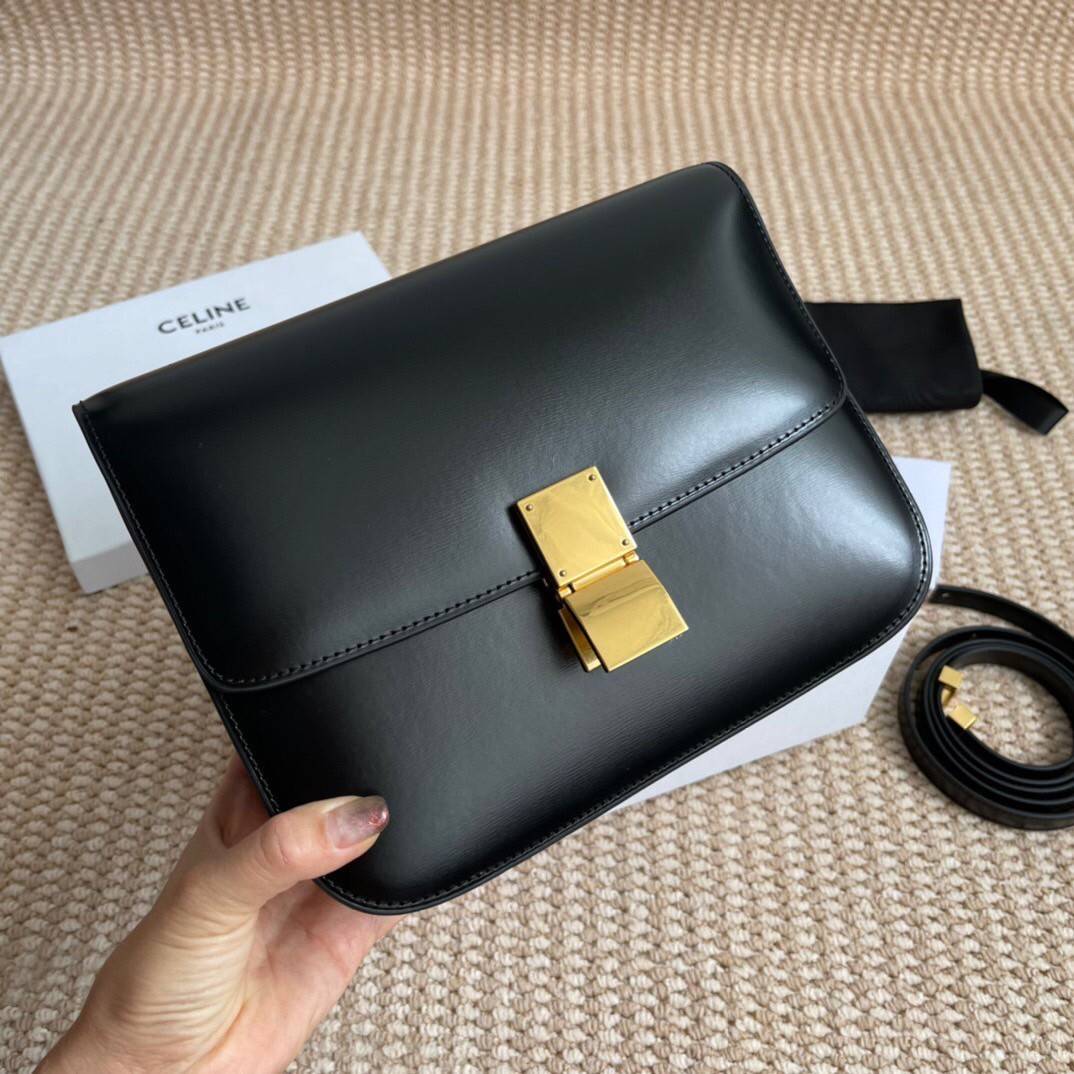 CELINE Medium Classic bag in box calfskin Black เกรดออริจินอล กระเป๋าสะพายแบรนด์เนมซีลีนหนังแท้สีน้ำตาล สีดำ อะไหล่ทองหรู งานหนังเรียบ สวยหรู ด้านในเปิดด้วยบีบอะไหล่ทอง ภายในแบ่งเป็น2ช่องและช่องซิปอีก1ช่อง จุของได้กำลังดี ใส่โทรศัพท์ กระเป๋าสตางค์ใบสั้น ข