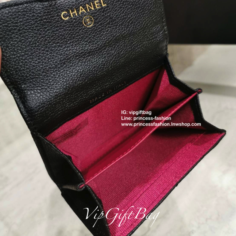 CHANEL SHORT WALLET VIP Gift With Purchase พรีเมี่ยมกิ้ฟ Chanel ไอเท็มนี้แนะนำค่ะ ลูกค้าสั่งพรีออเดอร์กันเยอะมาก วัสดุหนังด้านขึ้นลายตารางคลาสสิค ไม่มีเอ้าท์ เปิดปิดด้วยฝาปิด ด้านหน้าประดับโลโก้แบรนด์อะไหล่เงินสวยหรูดูดี ด้านหลังมีช่องใส่ของ ภายในมีช่องแบ