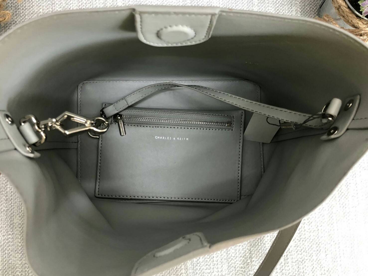 CHARLES & KEITH SLOUCHY SLING BAG 2018 กระเป๋าสะพายข้าง ปรับเปลี่ยนรูปทรงใช้งานได้ไม่จำเจ ปากกระเป๋าเป็นแม่เหล็ก มีสายเกี่ยวเพื่อปรับรูปกระเป๋า ให้เป็นทรงขนมจีบได้ค่ะ ภายในกระเป๋าโล่งกว้าง ใส่ของจุ รุ่นนีพิเศษ มีกระเป๋าใบเล็กแบบซิปห้อยมาให้อีก 1 ใบค่ะ ถอด