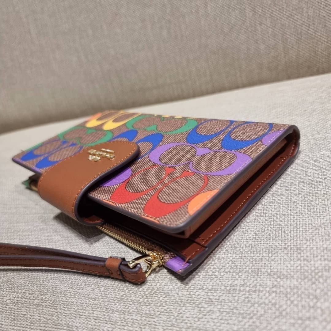 COACH C9944 TECH WALLET IN RAINBOW SIGNATURE CANVAS ดีไซน์ใหม่ คอลเลคชั่นสวยหรู กระเป๋าสตางค์พร้อมสายคล้องมือ ง่ายต่อชีวิตมากจ้า!! มันดี มันพร้อม มันสวยจริงจัง!! ใส่ได้ทั้งบัตร และโทรศัพท์ก็ใส่ได้ทุกรุ่น แถมยังมีช่องซิปแยกไปอีก ช่องเยอะไม่ต้องห่วงจริงๆ วั