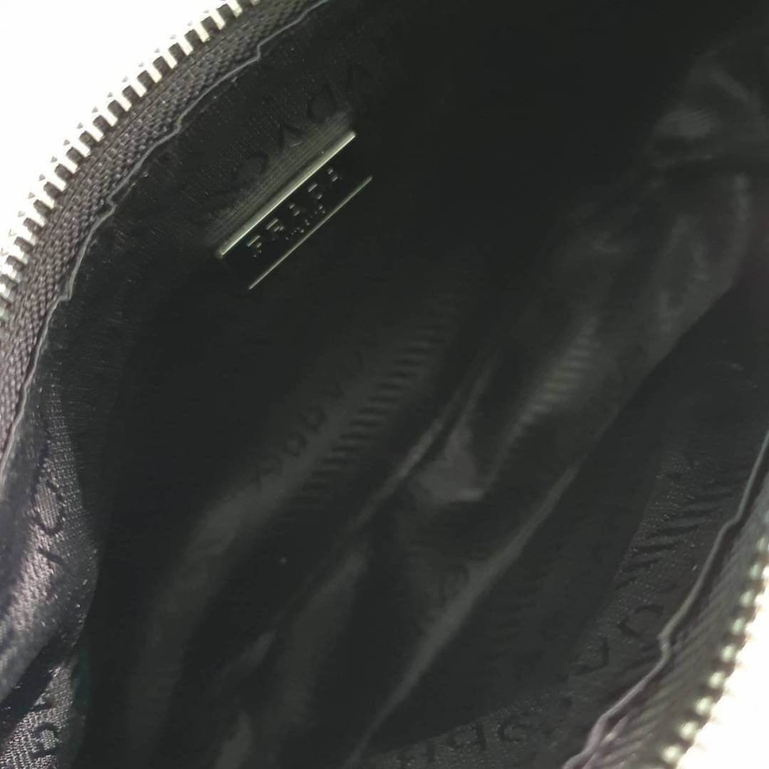 BEST SELLER!! **กำลังมาแรงมากค่ะ กับแบรนด์ PRADA ใบเดียวคุ้มมากค่ะ อุปกรณ์ ครบชุด **ซื้อ1ได้ถึง3ไอเท็ม ทั้งสายยาว และกระเป๋าใส่เหรียญ และป้ายแท็คหนัง อย่างดี **อะไหล่ปั้มแบรนด์แท้ทุกจุด วัสดุทำจากผ้า Nylon อย่างดี กันน้ำได้ อยู่ทรงสวย สามารถใส่กระเป๋าตังค