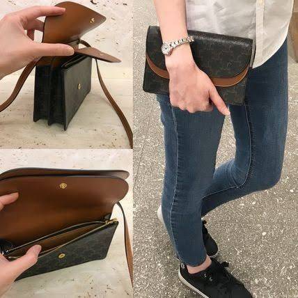 CELINE WALLET ON STRAP IN TRIOMPHE CANVAS กระเป๋าสะพายไหล่สุดเก๋ใบนี้ผลิตจากผ้าใบเคลือบอย่างดีพร้อมขอบหนังสีน้ำตาล กระเป๋ามีสายสะพายหนังสีน้ำตาลพร้อมฮาร์ดแวร์สีทอง ถอดสายออกเพื่อเป็นกระเป๋าถือทรงคลัชท์เปลี่ยนลุคช์ ลวดลายtriomphe ความเป็นแบรนด์ CELINE ได้อ