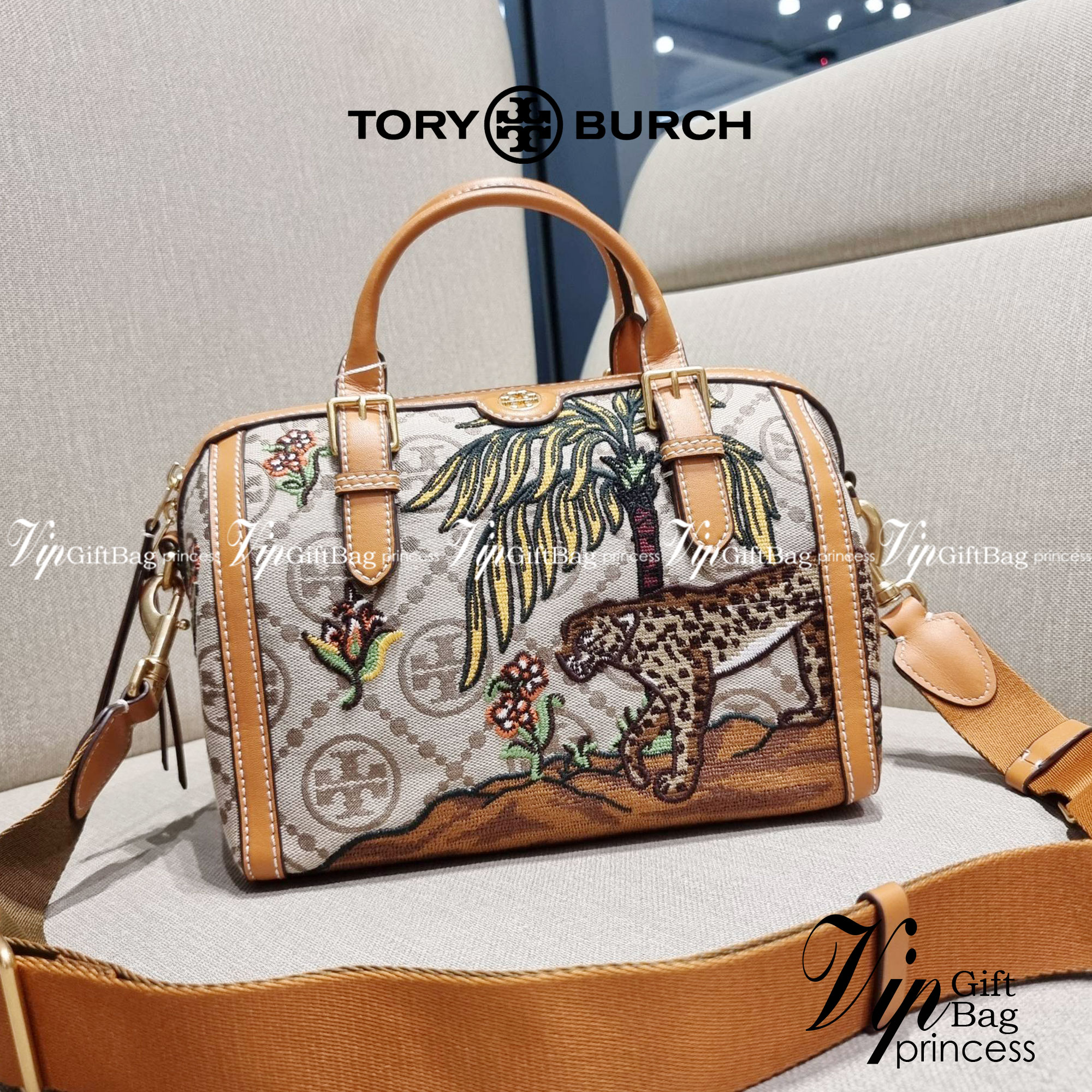TORY BURCH T MONOGRAM JACQUARD EMBROIDERED DUFFLE คอลใหม่ล่าสุด สวยพร้อมเสิร์ฟแบบไม่ต้องรอพรีฯ ลายโมโนแกรมสุดคลาสสิคที่ถูกดีไซน์รังสรรค์ด้วยงานปักสุดชิค น่าใช้ใจฟูแค่แรกเห็น!! วัสดุ jacquard woven สลับหนังแท้ หูจับในตัว และพร้อมไปเลยกับสายสะพายข้าง ที่จะถ