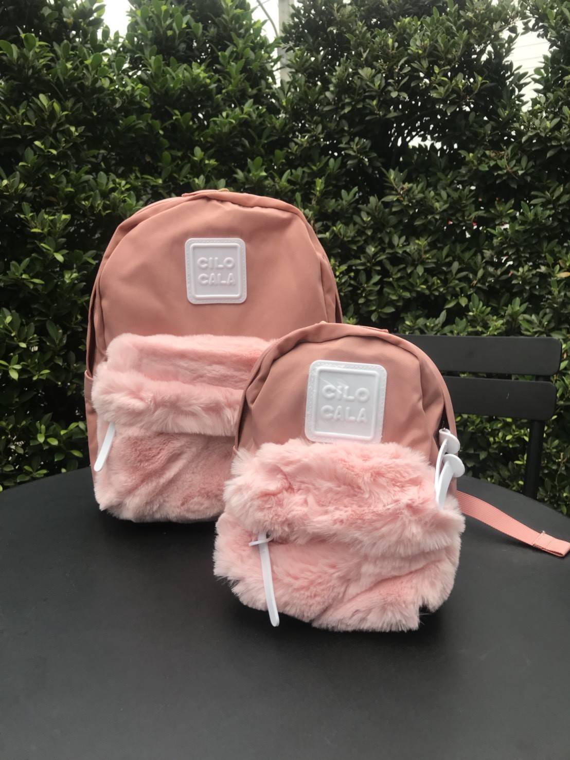 มาแล้ววว แบรนน้องใหม่ CILO CALA กระเป๋าเป้ที่ตอนนี้ฮิตในกลุ่มสาววัยรุ่นที่ญี่ปุ่น และนี้เป็นรุ่นลิมิตเตด CILOCALA FUR BACKPACK สะดุดตาตรงที่มีขนเฟอร์นุ่มนิ่ม อยู่ตรงช่องกระเป๋าซิปด้านหน้า ทำให้ใบนี้ดูน่ารัก หวาน ฟรุ้งฟริ้งขึ้น