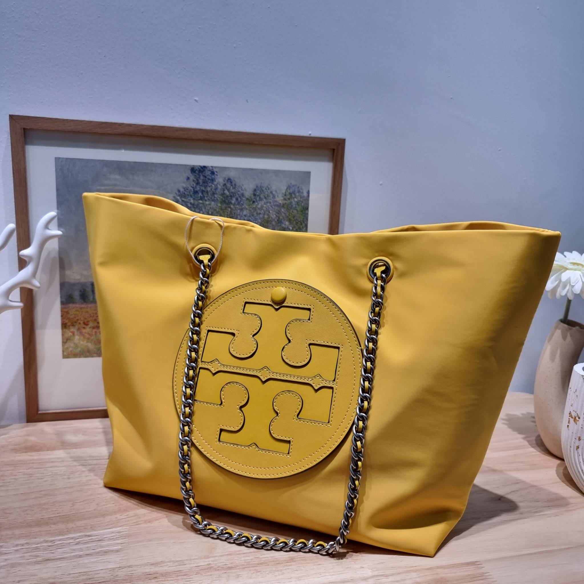 TORY BURCH Ella Chain Tote Bag / TORY TOTE NYLON BAG พร้อมส่ง 4 สี กระเป๋าสะพายทรงโท้ทใบใหญ่ จุของไปเลยแน่นๆ รูปทรงคลาสสิคชวนใช้ โดดเด่นด้วย patch โลโก้ แนะนำรีบสั่งใช้ไปสวยก่อนใครได้เลยน้า