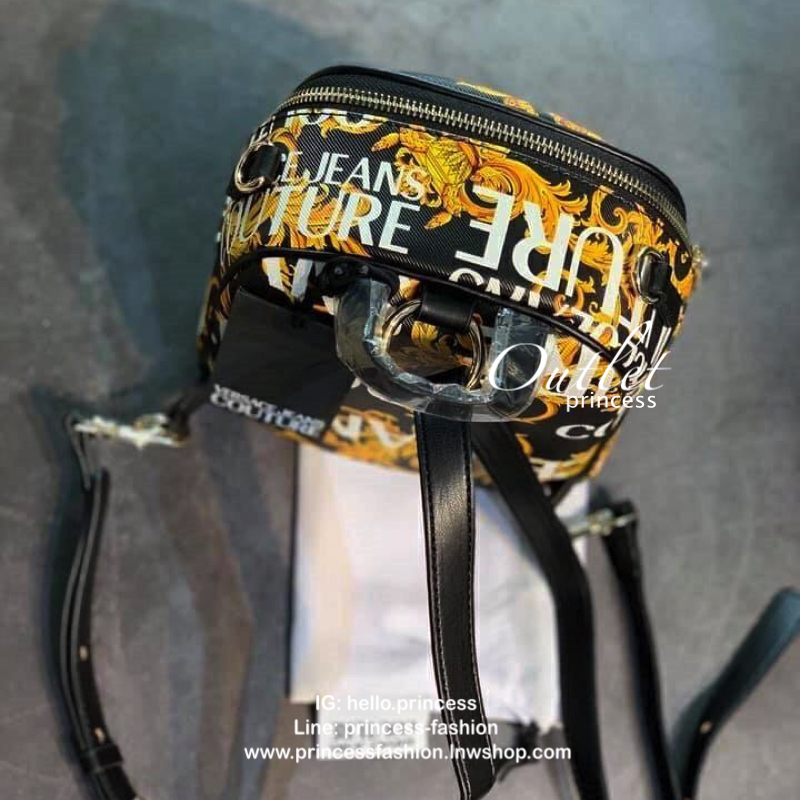 VERSACE JEANS MINI BACKPACK กระเป๋าสะพายเป้จากแบรนด์ดัง วัสดุ Saffiano PVC คุณภาพดี นิ่ม ด้านหน้าประดับด้วยโลโก้แบรนด์สวยโดดเด่น เปิดปิดกระเป๋าด้วยซิปสะดวกใช้ ด้านในโล่งกว้างมีช่องซิปและช่องเล็กสำหรับใส่ของ ด้านหน้ามีช่องซิปอีกหนึ่งช่องใช้งาน รุ่นนี้สามาร