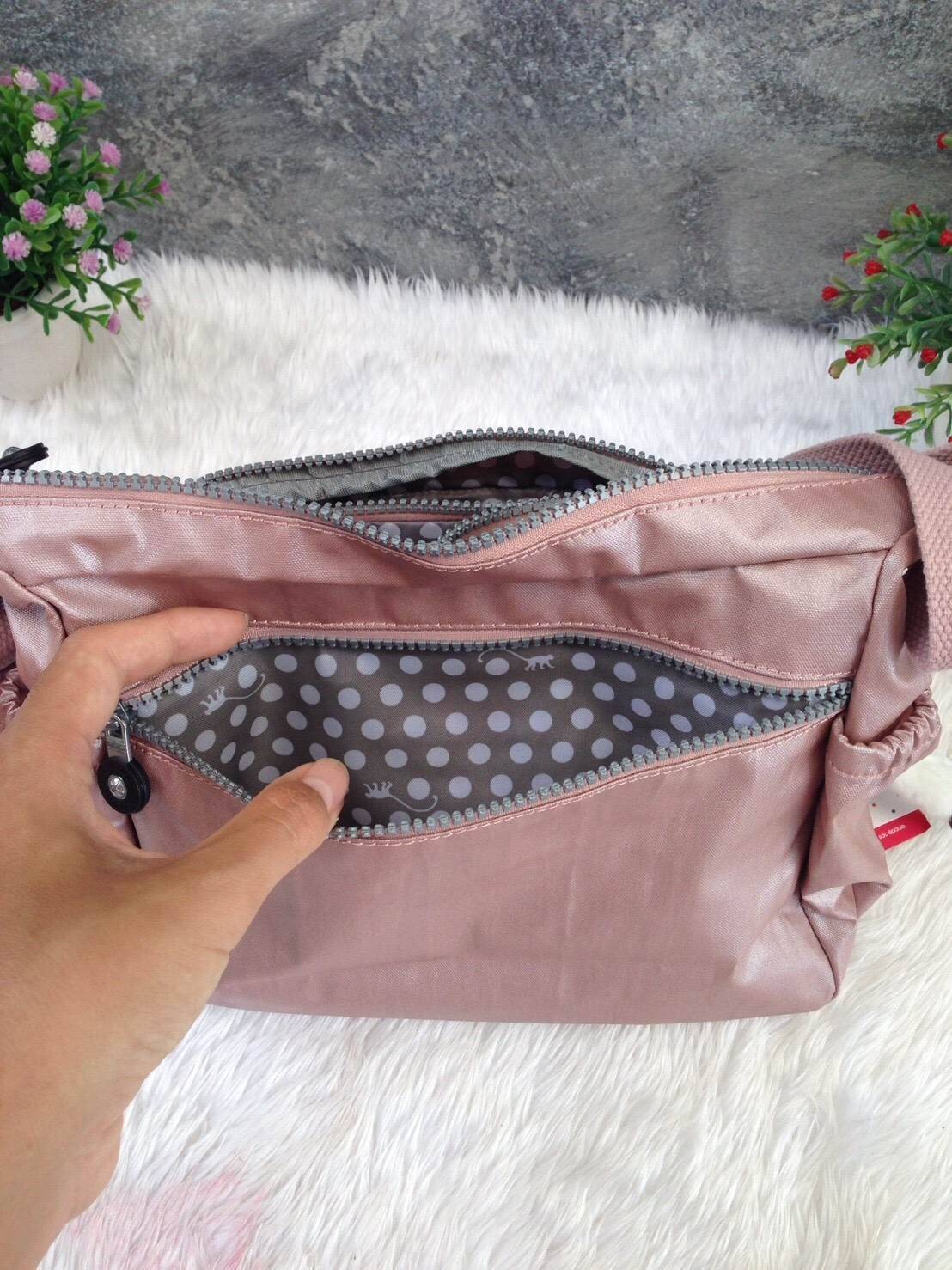 KIPLING Shoulder Bag (K25511) Outlet Hongkong กระเป๋าสะพาย วัสดุ nylon คุณภาพดี กันน้ำ ตามแบบฉบับแบรนด์ แบ่งเป็นช่องซิป 5 ช่อง สามารถใส่ไอแพด กระเป๋าสตางค์ใบยาว และมือถือได้ทุกรุ่นค่ะ จุคุ้มมากๆ น้ำหนักเบา สายสะพายปรับได้ จะสะพายไหล่ หรือ crossbody ได้สบา