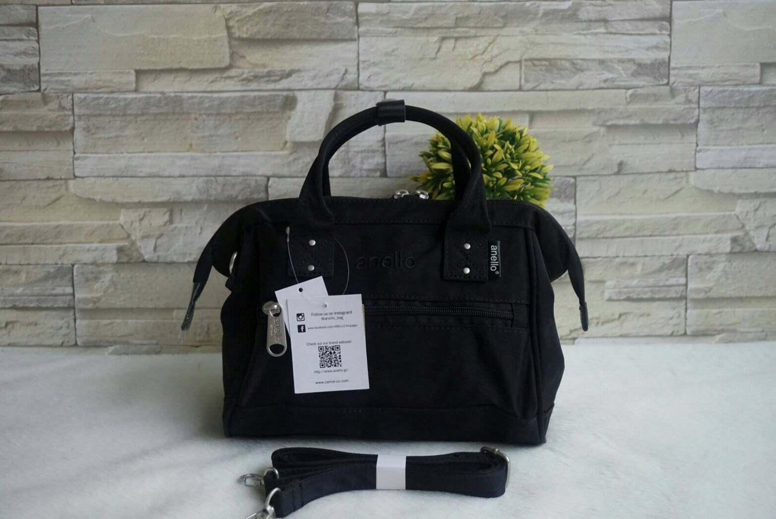 ANELLO Polyester Twill Mini Shoulder Bag AT-H1371 แบรนด์ฮิตติดลมบนในขณะนี้ กับคอลเลคชั่นใหม่เป็นรุ่นทรง Shoulder bag กระเป๋าสะพายในนี้ทำจากผ้า Polyester twill ที่มีความคงทนและมีสีสดใส กระเป๋าที่ดูจะใบเล็กๆใบนี้ สามารถบรรจุขวดน้ำ 500ml และกระเป๋าตังค์แบบยา