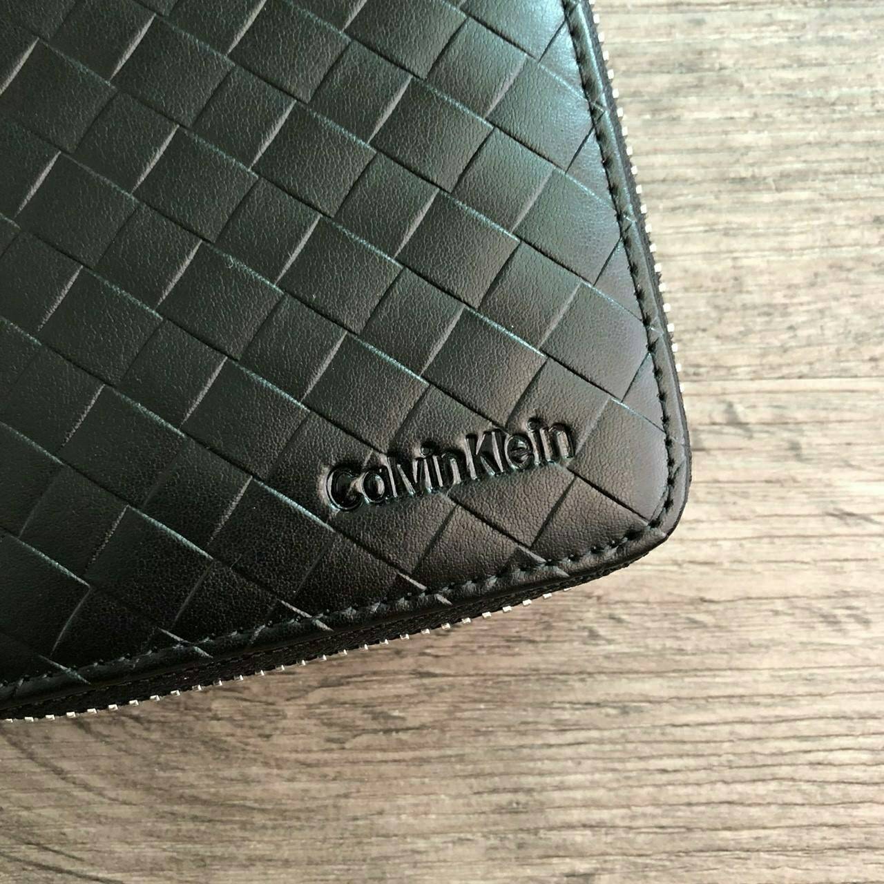 Calvin Klein Long Wallet กระเป๋าสตางค์ใบยาวซิปรอบ ภายในมีช่องใส่ธนบัตร ช่องใส่บัตรหลายช่อง และช่องซิปสำหรับใส่เหรียญ จะมอบเป็นของขวัญหรือใช้เองก็แนะนำเลยค่ะ