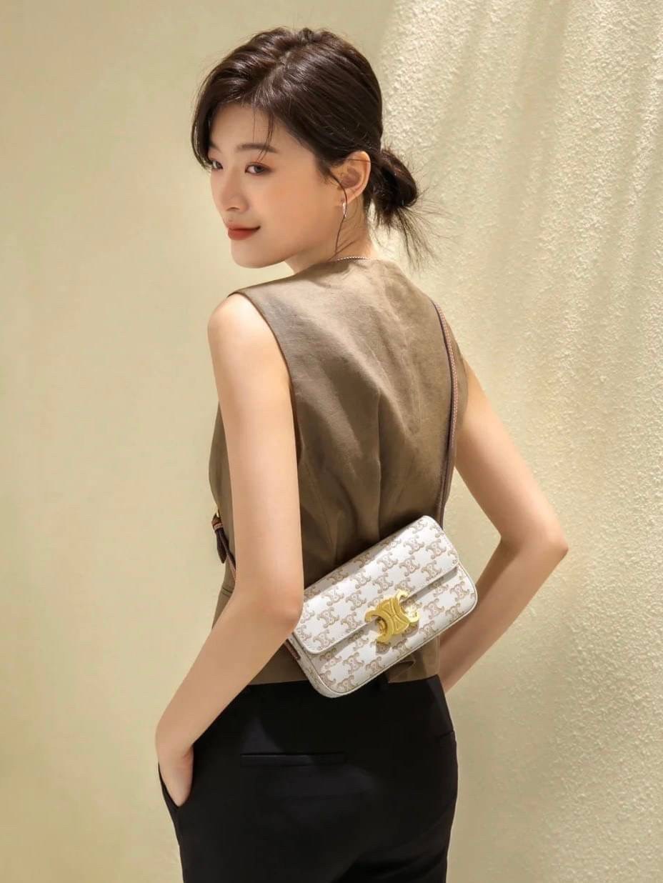 พร้อมส่งที่ไทยแล้วกับ CELINE TRIOMPHE SHOULDER BAG หนังทั้งใบลายสวยหรู ด้านในเปิดด้วยด้วยที่บีบโลโก้อะไหล่ทอง จุของได้กำลังดี ใส่โทรศัพท์ กระเป๋าสตางค์ใบสั้น ของจุกจิกได้ เหมาะกับสาวๆในวัน