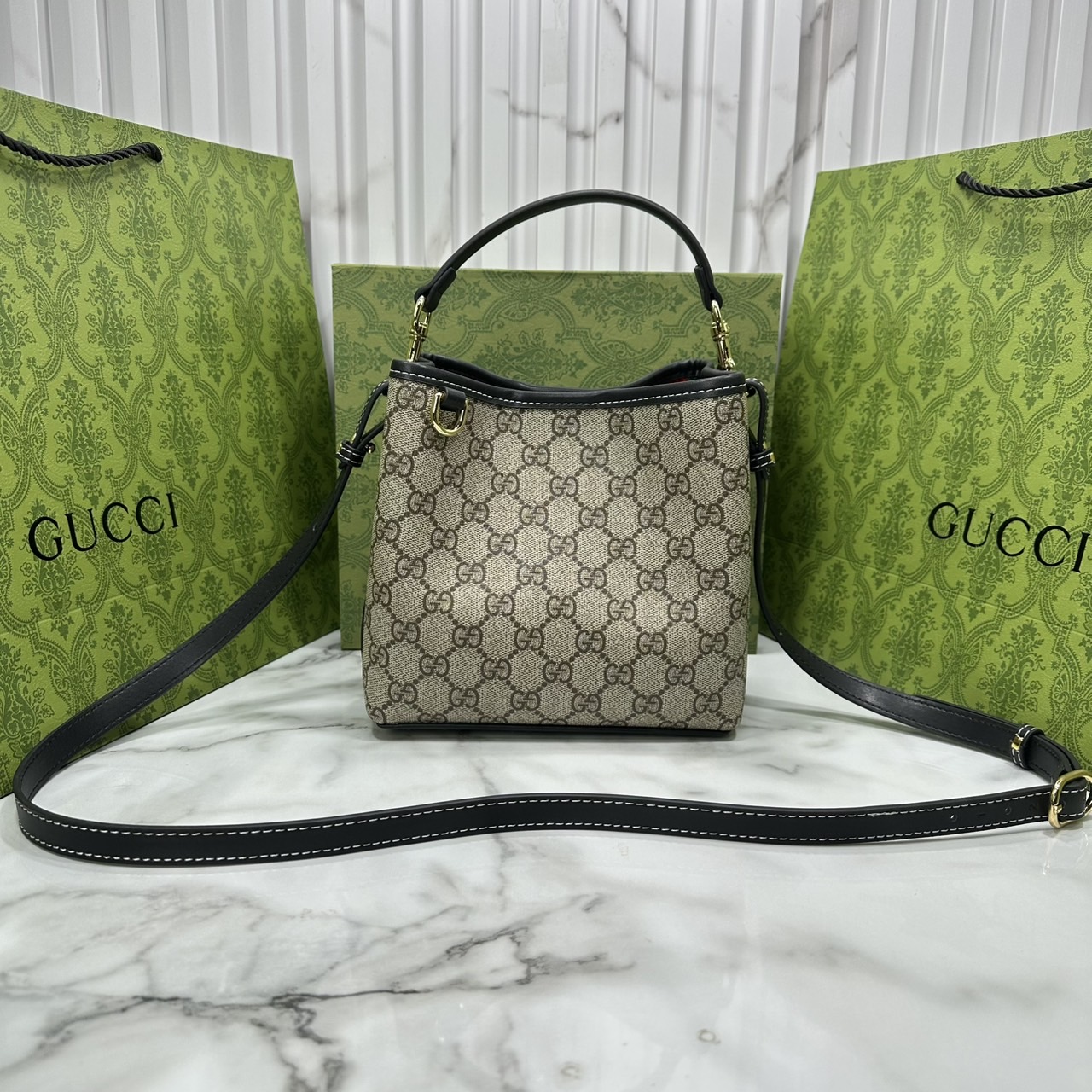 7.5" ORI หนังแท้ | Gucci GG Emblem small bucket bag กระเป๋าสะพายทรงบัคเก็ตใบเล็ก คอลใหม่ตีความประวัติศาสตร์แห่งความสง่างามและงานฝีมือของแบรนด์ขึ้นใหม่