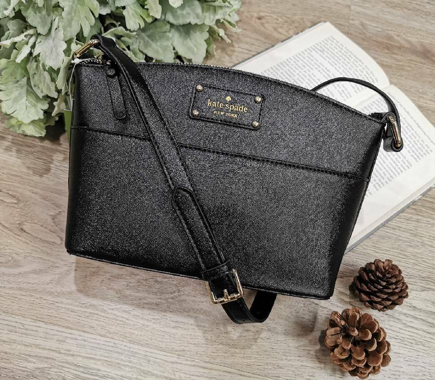 Kate Spade New York Cross Body Bag กระเป๋าสะพายรุ่นยอดนิยมจาก Kate Spade Factory วัสดุหนัง Saffiano สวยหรูอยู่ทรง ด้านหน้ามีโลโก้แบรนด์และช่องใส่ของ เปิดปิดด้วยซิปสะดวกใช้ ภายในมีช่องซิปและช่องใส่ของ รุ่นนี้สามารถใส่กระเป๋าสตางค์ใบยาว มือถือ ของจุกจิกได้เ