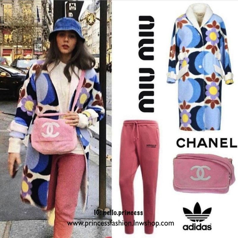 พร้อมส่งรุ่นขายดี! ฮิตที่สุด! Chanel Beaute Crossbody Bag กระเป๋าถือหรือสะพายพรีเมี่ยมของเเท้จาก Chanel Cosmetic Counter VIP Gift รุ่นแนะนำวัสดุขนวูฟหนานุ่มตัดโลโก้แบรนด์หนังแก้วสวยโดดเด่น น้ำหนักเบา เปิดปิดด้วยฝาปิดกระดุมแม่เหล็ก ใบใหญ่กำลังดีใส่ ipad กร