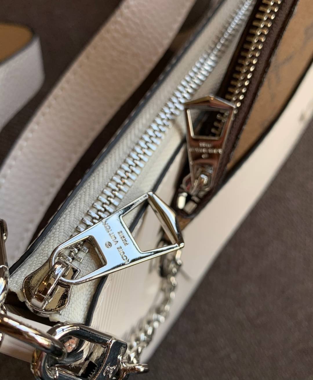 VIP 🥂 LOUIS VUITTON MARELLR EPI LEATHER รุ่นนี้ลายหนังเป็นลายไม้ มีโลโก้แบรนด์แบบฉลุด้านหน้า มาพร้อมกระเป๋าใบลูกแบบซิปจัดเก็บได้ตรงช่องด้านหน้า สามารถถอดออกแยกใช้งานได้ต่างหากนะคะ เปิดปิดกระเป๋าแบบซิป ภายในโล่ง สามารถใส่กระเป๋าเงินใบยาวได้;ของจุกจ