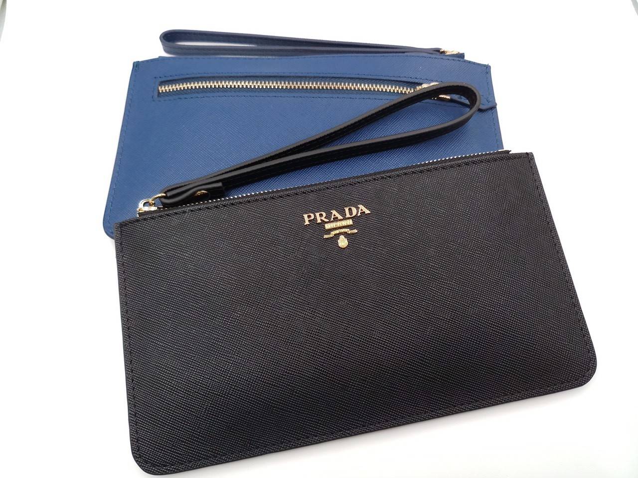 มาใหม่ค่ะ!! กระเป๋าคล้องมือสุดหรู งานพรีเมี่ยมกิ๊ฟ จากแบรนด์ PRADA ขนาดกำลังดี บนลายหนัง Saffiano โดดเด่นด้วยอะไหล่โลโก้สีทอง ปิดเปิดด้วยซิป ด้านในมีช่องใส่บัตรได้ถึง 3 ใบ ใส่ธนบัตรหรือเหรียญได้จุใจเลย รุ่นนี้ใส่ iPhone7+ได้ด้วยนะคะ แถมมีสายคล้องมือและกล่