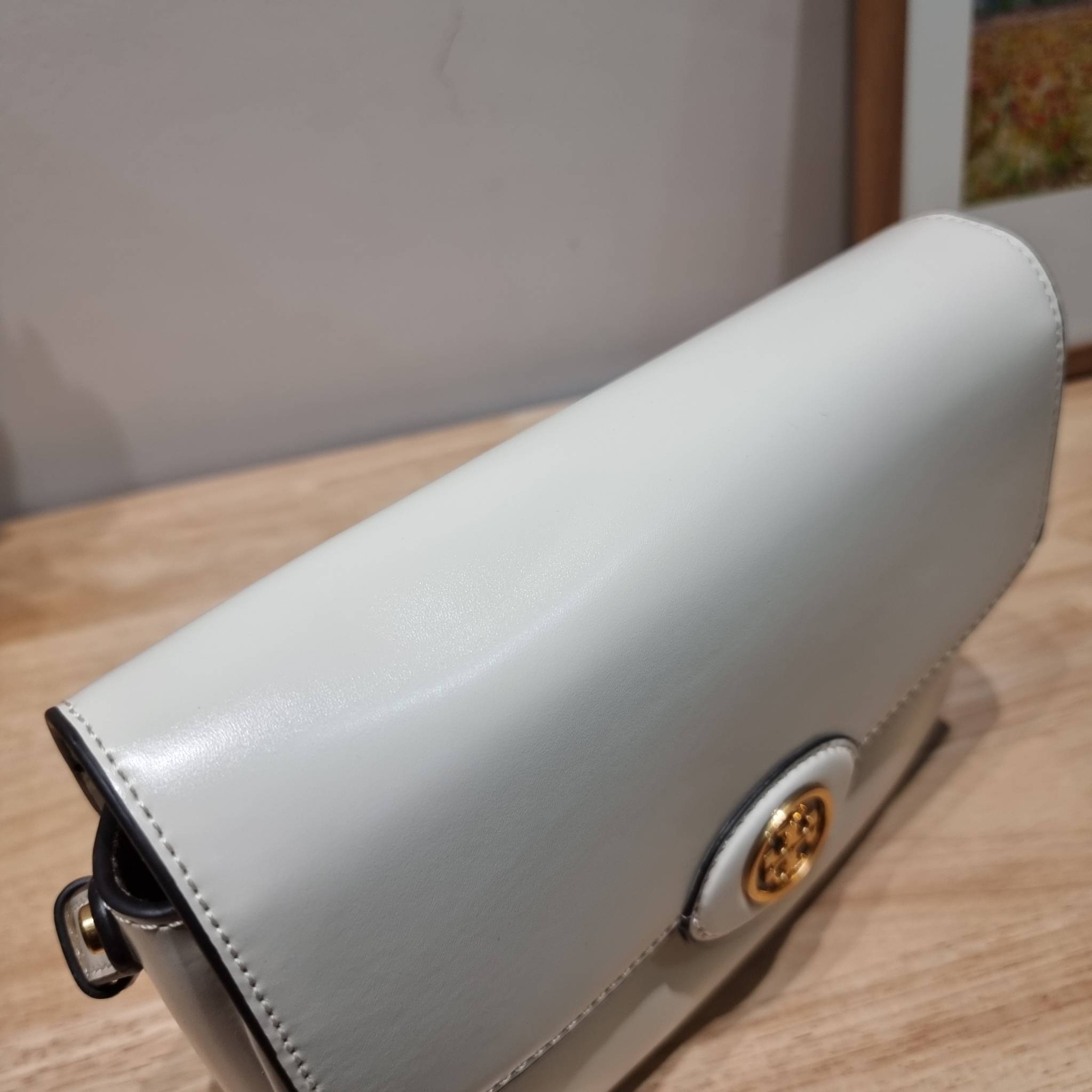 TORY BURCH ROBINSON SPAZZOLATO CONVERTIBLE SHOULDER BAG คอลเลคชั่นใหม่ สวยก่อนใคร ในราคาสุดคุ้ม! กับกระเป๋าสะพายไหล่ ดีไซน์สุดหรู หนังแก้วเงาสวยคม สีผู้ดี รูปทรงใช้งานได้ทุกลุค