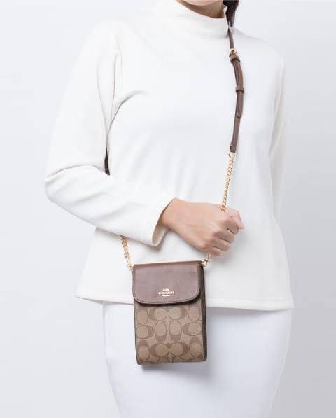 COACH RACHEL PHONE CROSSBODY IN SIGNATURE CANVAS พร้อมส่ง กระเป๋าสะพาย case phone ต้องมา ให้คุณพกพา gadget ล้ำไปได้ทุกที่ ใส่โทรศัพท์มือถือได้ทุกรุ่น ดีไซน์ใหญ่กว่าเดิม