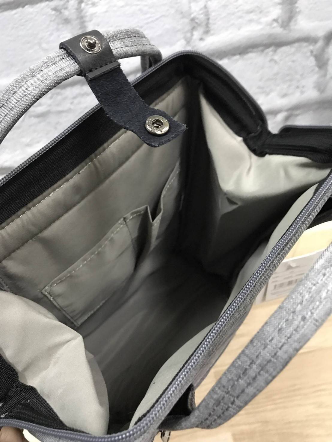 Anello Mottled Polyester Mini Backpack เป้แบรนด์ดังแห่งปี วัสดุ poleyester canvas เนื้อผ้าเรียบหรู และทันสมัย ดีเทลคล้ายรุ่น original ต่างตรงที่ด้านหน้าเป็นงานปักโลโก้สวยงาม และหัวซิป สกรีนโลโก้แบรนด์สีสันเข้ากับตัวกระเป๋า รุ่นชน shop มีหลากสีให้เลือกสรรค