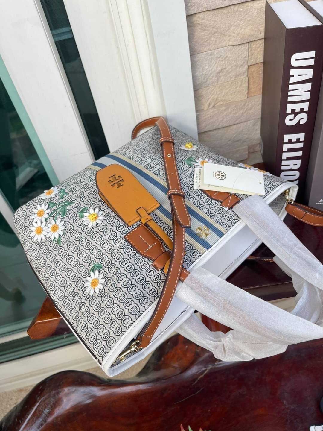 Tory burch Gemini Canvas Applique Small Tote Bag กระเป๋าสุดปังจากทอรี่ เบริช์(Tory Burch) อย่างเจมิไนลิงค์ ในทรง tote bag มีเอกลักษณ์โดดเด่นที่ลายทางตรงกลาง มีการพิมพ์แพทเทิรน์โซ่แบบเรียบหรู เพิ่มความน่ารักจากดอกเดรซี่ที่ถูกจัดวางให้ดูมีสีสัน มีสายสะพายให