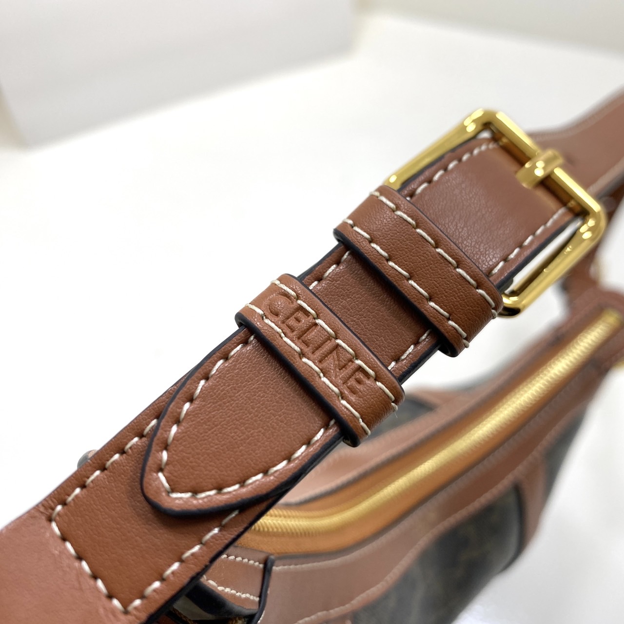 CELINE STRIPED HOBO in TRIOMPHE กระเป๋าสะพายทรงโฮโบ รูปทรงสวยคลาสสิค ใหม่ล่าสุดก่อนใคร ใช้งานได้ง่าย ทุกลุค ทุกสไตล์ งานแคนวาสแท้พิมพ์ลายคมชัด สะพายไหล่แล้วดูหรูหรา