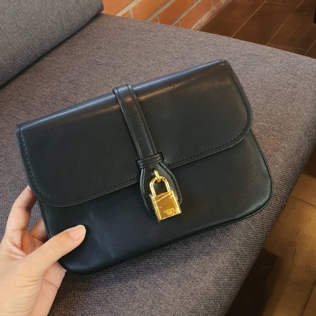 Celine Medium Tabou in smooth พร้อมส่งที่ไทยอีกครั้ง! CELINE SHOULDER BAG VIP หนังเรียบสวยหรู ปรับดับพวงกุญแจสีทองด้านหน้า ด้านในเปิดด้วยด้วยกระดุม แบ่งช่องใส่ของออกเป็นสัดส่วน