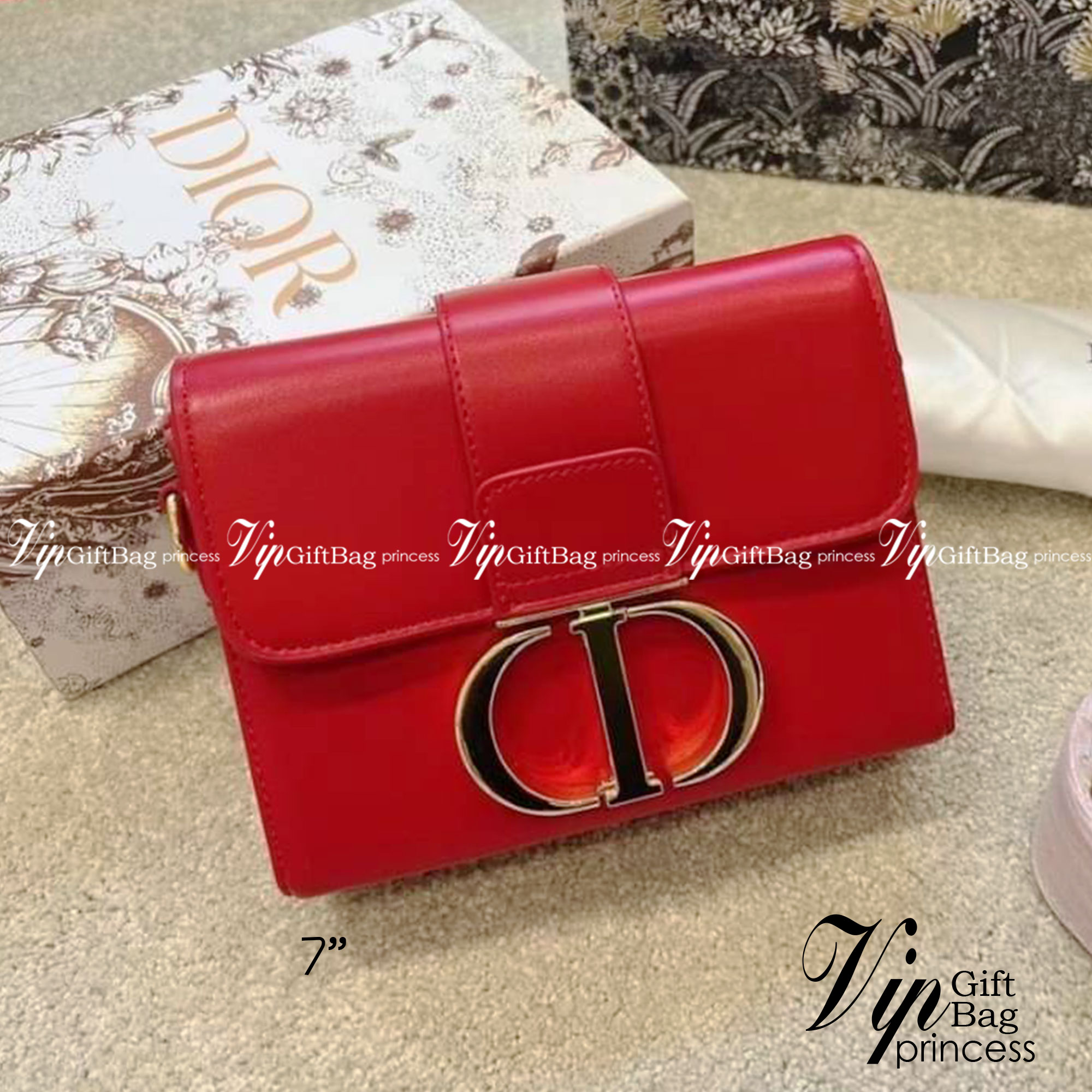 Dior 30 Montaigne Box Bag 7" / DIOR MINI BAG กระเป๋าสะพายดิออร์ เอกลักษณ์ของความหรู ไซส์มินิทรงสี่เหลี่ยมหนังเรียบสวยหรูอยู่ทรงเปิดปิดด้วยฝาปิดโลโก้แบรนด์อะไหล่ทอง ภายในโล่งมีโลโก้สามารถใส่มือถือของใช้จุกจิกได้ สายสะพายหนังยาวถอดได้ปรับระดับได้ สามาร