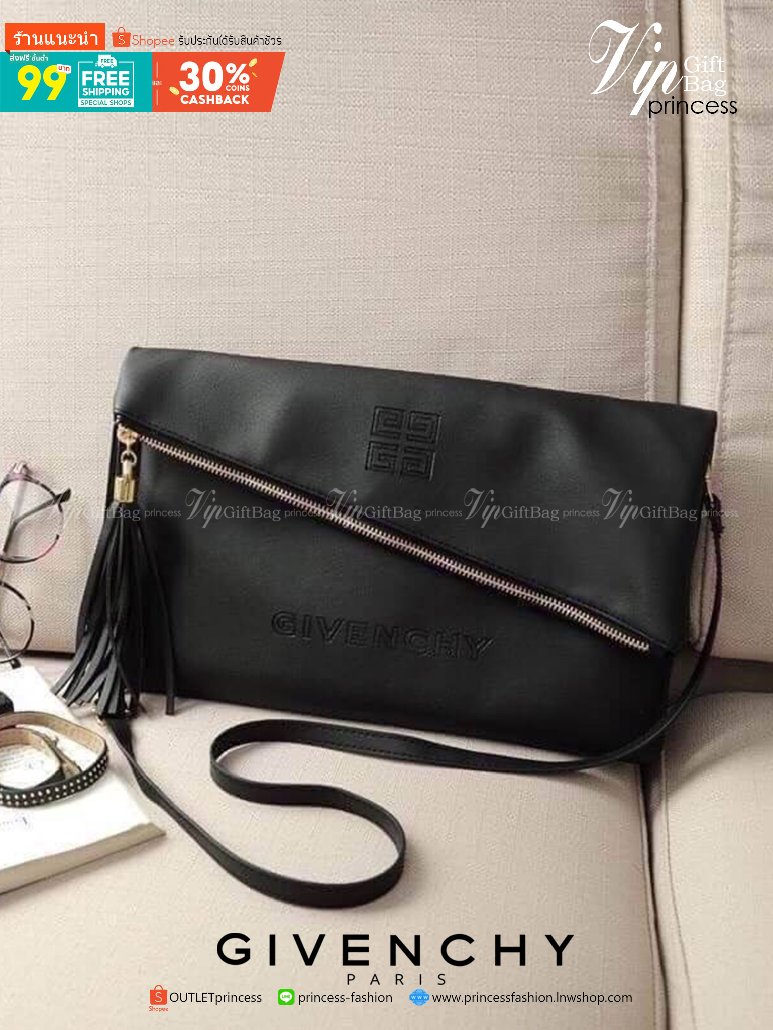 Givenchy Parfums Black Leather Clutch Gift With Purchasd From Givenchy Counter (GWP) กระเป๋าสะพายหนังนิ่มเรียบสีดำเเบบสวยดูดี เปิดปิดด้วยซิปอะไหล่ทอง หัวซิปประดับพู่ ด้านหน้ามีโลโก้ ภายในมีช่องเล็ก รุ่นนี้ใส่ ipad กระเป๋าสตางค์ มือถือ ของจุกจิกได้เยอะ ซับ