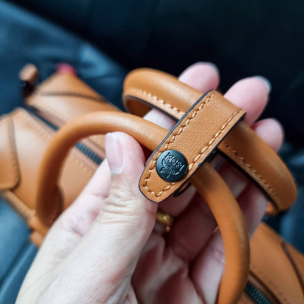 M.C.M SMALL E/W SOFT BERLIN CROSSBODY IN VISETOS ไอเท็มใหม่ในดีไซน์ทรงกระเป๋าเดินทางแบบคลาสสิค ย่อส่วนมาให้ใช้งานได้แบบสบายๆ พกพาสะดวก แมทช์ได้ทุกสไตล์ ใช้ได้แบบ unisex ใช้งานง่ายด้วยหูจับในตัว และซิปหลัก อะไหล่สีดำดูมีมิติตัดกับสีน้ำตาลคอนยัคได้เป็นอย่าง