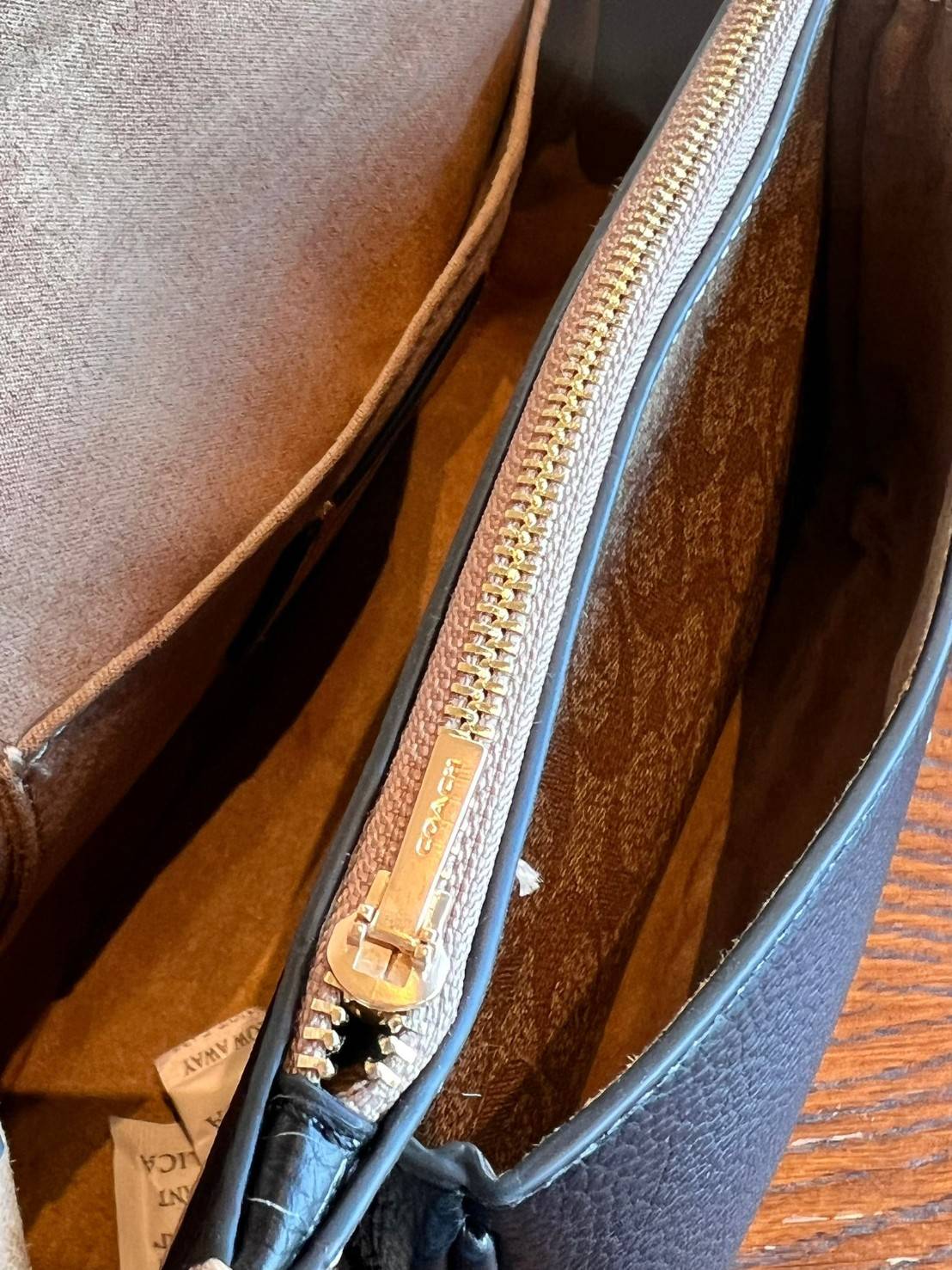 Coach Disney X Coach Klare Crossbody 25 In Signature Canvas With Patches((CC152)) พร้อมส่งก่อนใคร! เริ่ดๆ ชิคๆ กันก่อนค่ะ กับกระเป๋าสะพายแบบครอสบอดี้ร์หรือทบสายคู่ใช้งานแบบหิ้วหรือคล้องไหล่ได้ ✔️หนังแท้อย่างดีสวยมากๆค่ะ